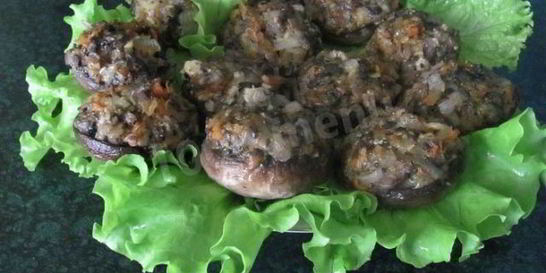 Фаршированные шампиньоны в духовке с сыром