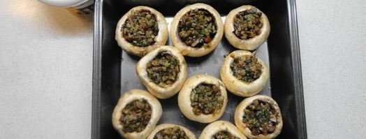 фаршированные шампиньоны запеченные с сыром в духовке. Шаг 3