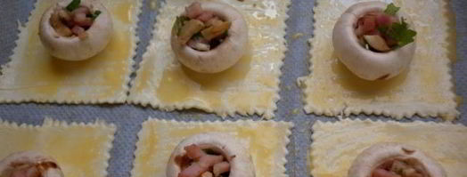 грибы фаршированные на слоеном тесте. Шаг 3