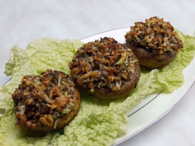 Рецепт грибов, фаршированных орехами и сыром