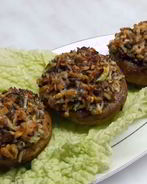Грибы, фаршированные орехами и сыром