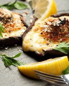 Грибы, фаршированные рикоттой, фетой и шпинатом, под корочкой из пармезана