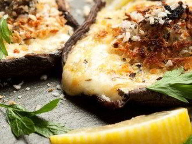 Рецепт грибов, фаршированных рикоттой, фетой и шпинатом, под корочкой из пармезана