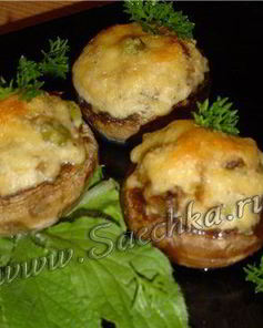 Грибы, фаршированные сыром и курицей