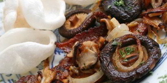 Грибы с ветчиной и имбирем