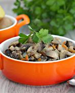 Грибы в сметане в мультиварке тушеные