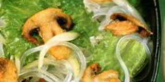 Грибы в сухарях, с рисовой лапшой и салатом фризе