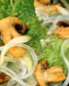 Грибы в сухарях, с рисовой лапшой и салатом фризе