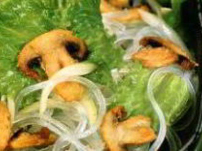 Рецепт грибов в сухарях, с рисовой лапшой и салатом фризе