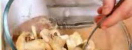 грибы в сухарях, с рисовой лапшой и салатом фризе. Шаг 2