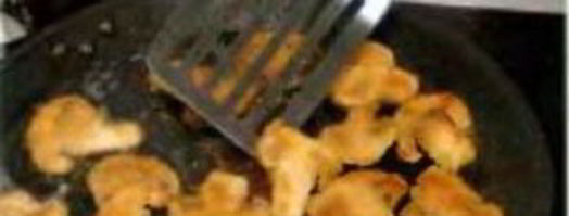 грибы в сухарях, с рисовой лапшой и салатом фризе. Шаг 3