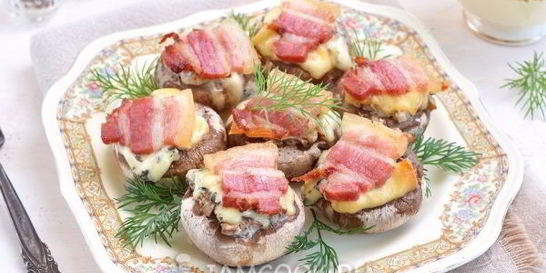 Грибы, запеченные с голубым сыром и беконом