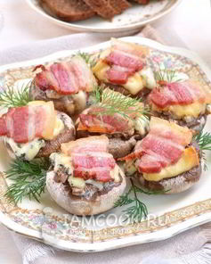 Грибы, запеченные с голубым сыром и беконом