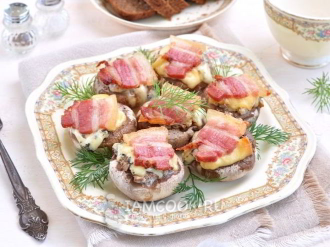 Рецепт грибов, запеченных с голубым сыром и беконом