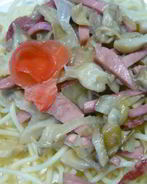 Грибы, жаренные с колбасой