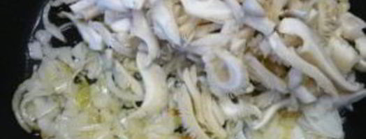 грибы, жаренные с колбасой. Шаг 4