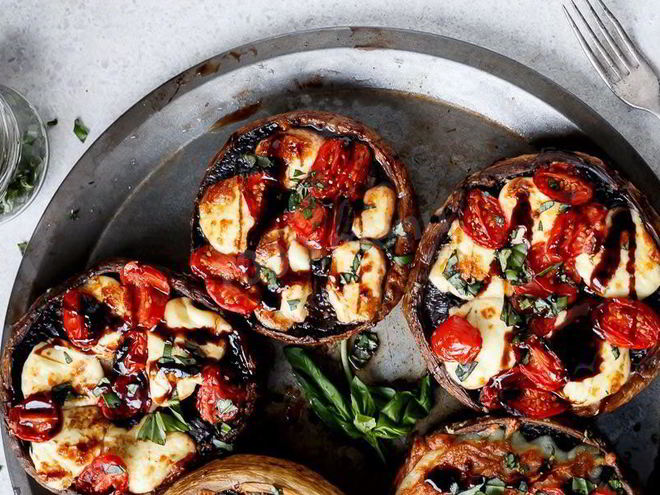 Рецепт королевских шампиньонов запеченных с черри и моцареллой