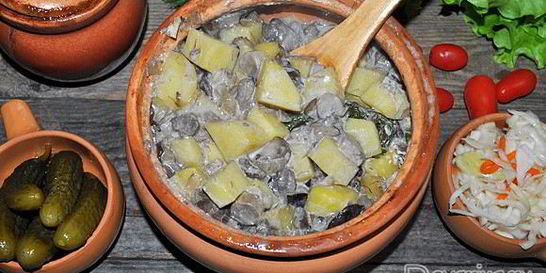 Лесные грибы с картофелем в горшочках