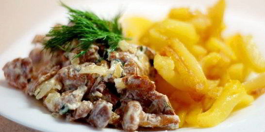 Лисички, тушеные в сметане