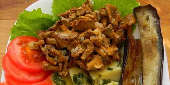 Лисички, запеченные в сметане