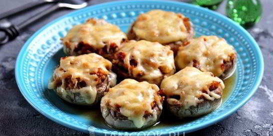 Шампиньоны, фаршированные курицей и сыром