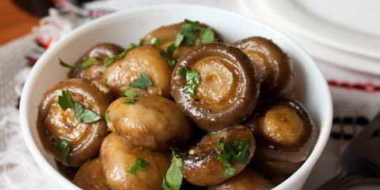 Шампиньоны с чесноком и хересом