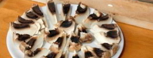 шампиньоны с красной икрой. Шаг 2