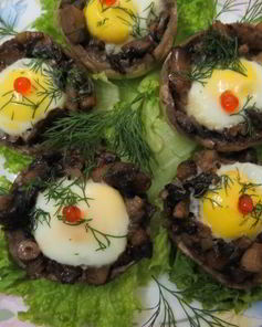 Шампиньоны с перепелиными яйцами в микроволновке