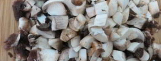 шампиньоны с перепелиными яйцами в микроволновке. Шаг 2