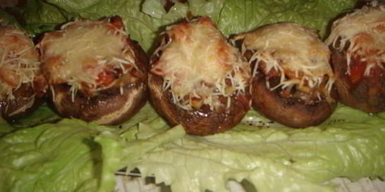 Шампиньоны, запеченные с помидором и сыром