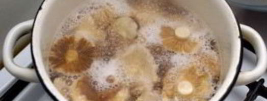 сыроежки в кляре. Шаг 2