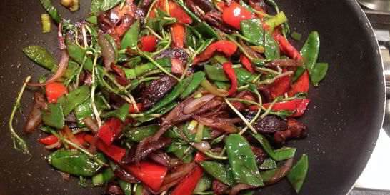 Удон с овощами, жаренными в соусе мисо