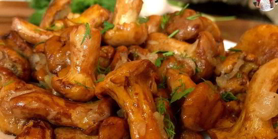 Жареные грибы лисички с чесноком в сливочном масле