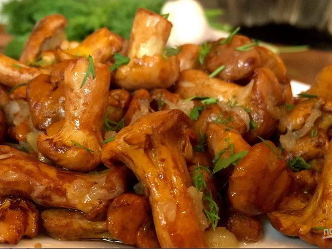 Рецепт жареных грибов лисички с чесноком в сливочном масле