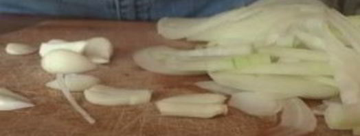 жареные грибы лисички с чесноком в сливочном масле. Шаг 2