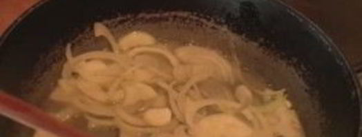 жареные грибы лисички с чесноком в сливочном масле. Шаг 3