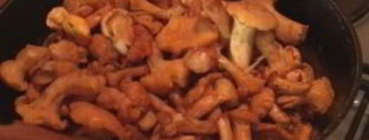 жареные грибы лисички с чесноком в сливочном масле. Шаг 4