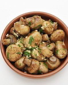 Жареные грибы с чесноком, петрушкой и лимонным соком