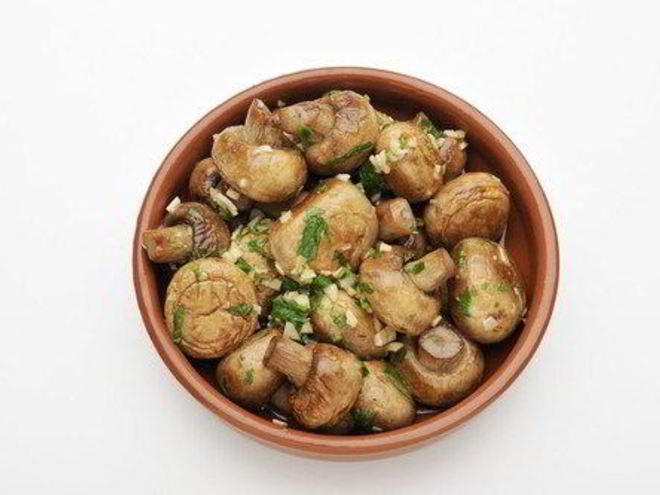 Рецепт жареных грибов с чесноком, петрушкой и лимонным соком