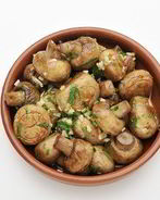 Жареные грибы с чесноком, петрушкой и лимонным соком