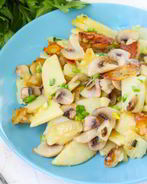 Жареные грибы с картошкой на сковороде