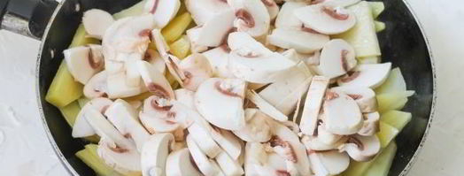 жареные грибы с картошкой на сковороде. Шаг 6