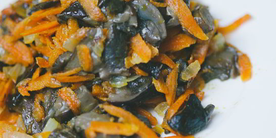 Жареные грибы с морковкой и луком