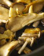 Жареные грузди с овощами