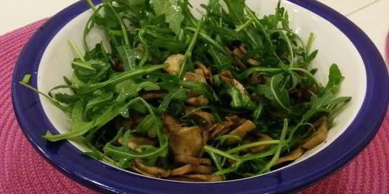Жареные шампиньоны в соевом соусе с рукколой