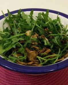 Жареные шампиньоны в соевом соусе с рукколой