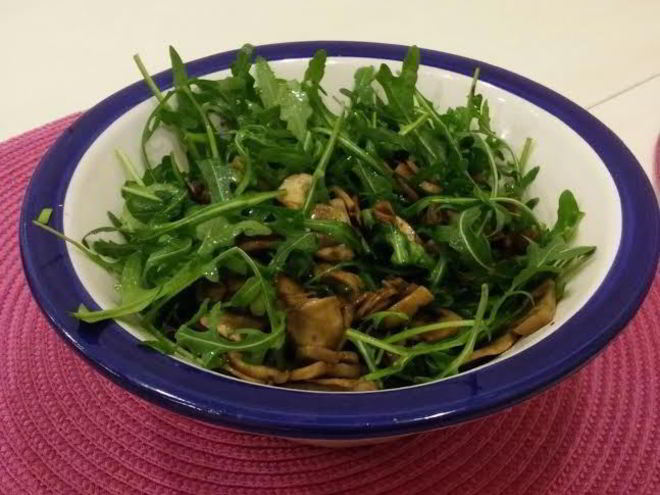 Рецепт жареных шампиньонов в соевом соусе с рукколой