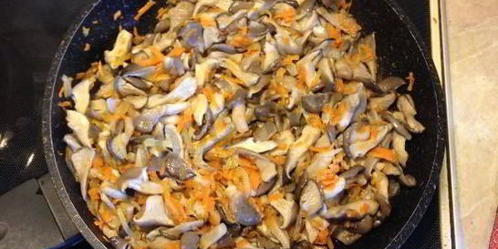 Жареные вешенки с морковью