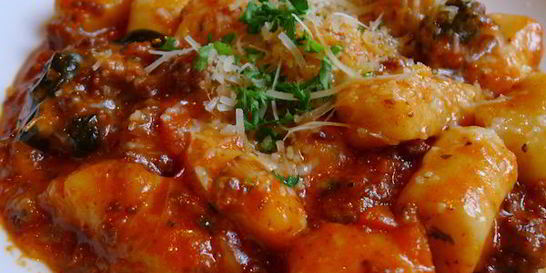 Картофельные клецки с томатным соусом