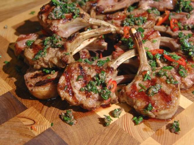 Рецепт бараньих котлеток на косточке с запеченными овощами и соусом из петрушки